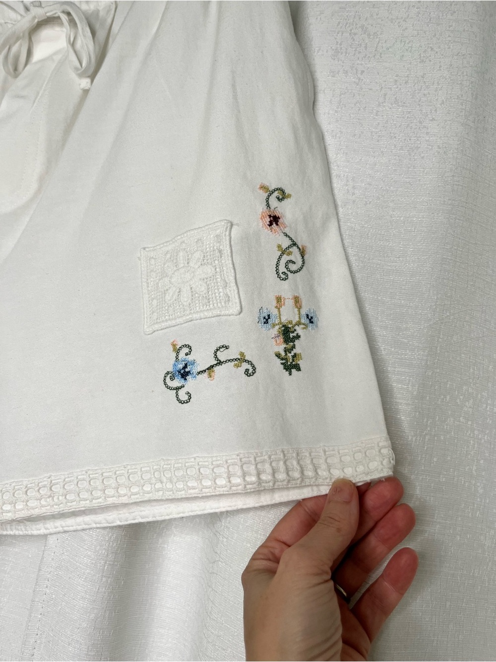 Bila Large White Embroidered Drawstring Shorts NWT - Picture 3 of 12
